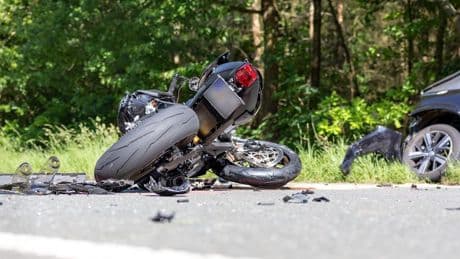Beide Pkw-Fahrer schwer verletzt - Biker stirbt bei Crash mit zwei Autos