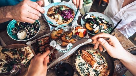 Geld und Freundschaft: Was schiefgehen kann, wenn Freunde im Restaurant zahlen