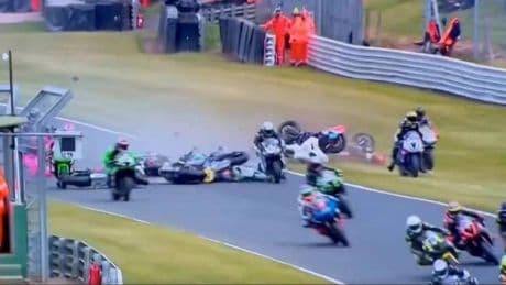 Regno Unito, strage a Oulton Park: due piloti morti nello schianto tra 11 moto in gara di SuperSport