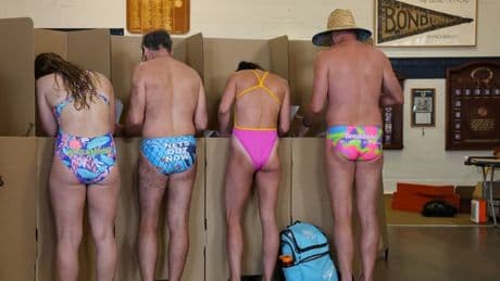 "Saucisse de la démocratie" et vote en maillots de bain: les drôles de rituels des Australiens pour les élections législatives