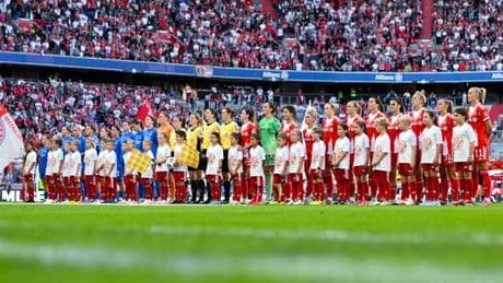 Ligastart der Fußballerinnen: "Neuer Meilenstein": FC Bayern siegt vor Rekordkulisse