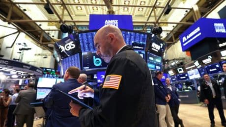 Wall Street attentiste avant des données économiques américaines, Nvidia au plus haut