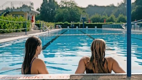Demokratie auf dem Land: Wie ein Ort sein Freibad und den Zusammenhalt rettete