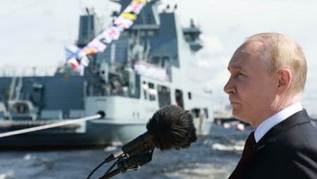 Russia, la festa della Marina (ma senza parata): Putin arriva in motoscafo, l'aereo di Peskov in ritardo di due ore