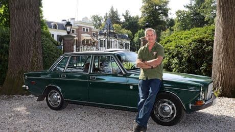 Dick (59) gebruikt zijn chique oldtimer elke dag: ’Moest wel lawaai-uitlaat vervangen voor buurtbewoners’