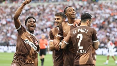 Traumtor und Torwart-Vorlage – St. Pauli feiert in Frankfurt den Klassenerhalt