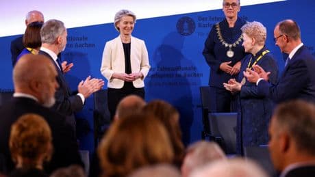 Von der Leyen llama a construir "una Europa independiente": "No podemos confiar en que la tormenta pasará"