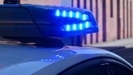 Autofahrer fährt beim Rechtsabbiegen in Wannsee Radfahrer an