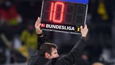 Streitthema im Fußball: So kommt es zu den langen Nachspielzeiten