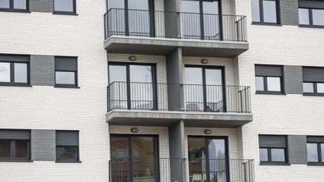 Por qué España se está llenando de 'edificios cebra': "no es estética, es pasotismo urbano"