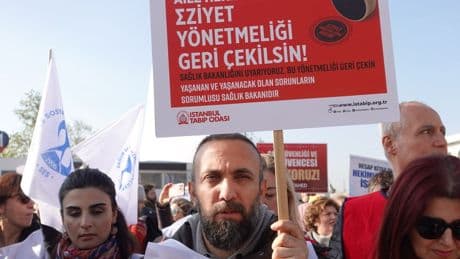 Aile hekimleri eylemde: ‘Eziyet yönetmeliğine karşı bakanlığı uyarıyoruz’