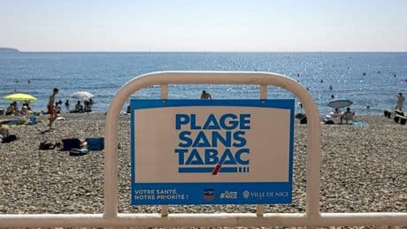 Fumer sera interdit sur les plages, dans les parcs et les jardins publics à partir du 1er juillet