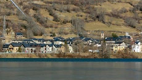 El desconocido pueblo de Huesca a orillas de un embalse a 1.118 metros sobre el nivel del mar y rodeado de un paisaje espectacular