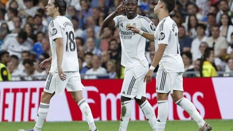 El Real Madrid firma una remontada exprés tras sufrir un festival de goles anulados por el VAR