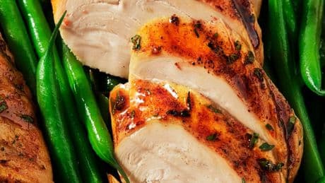 "Une tromperie": la justice suisse rejette l'utilisation des expressions "poulet végétal" ou "porc végan"