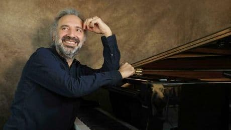 Stefano Bollani: «Da ragazzo ero un alieno, la musica mi ha liberato. Con mia moglie Valentina Cenni dura da 15 anni perché non ci nascondiamo niente»