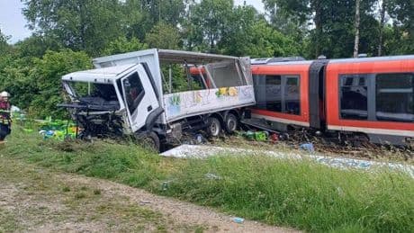 Regionalzug und Lkw Bayern zusammengestoßen