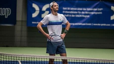 Bei Turnier auf Kreta - Disqualifiziert: Kalte Dusche für Tennis-Star