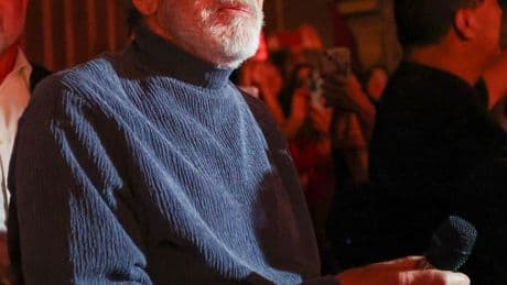 Neil Diamond makes rare surprise performance 7 years after retirement over health