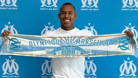 Igor Paixão groots onthaald door Marseille-fans op vliegveld