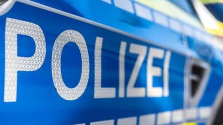23-Jähriger sticht vor Supermarkt plötzlich auf Kundin ein