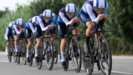 Herbeleef hoe UAE Team Emirates in chaotische Vuelta-ploegentijdrit toesloeg