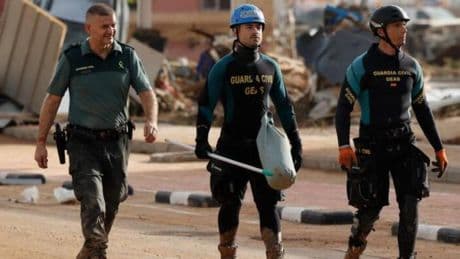 Polémica en la Guardia Civil por las 111 condecoraciones dadas por Marlaska por la dana a mandos "que no pisaron barro"