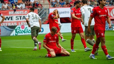 LIVE Eredivisie: PSV op voorsprong bij FC Twente na lullige eigen goal, maar verliest geblesseerde Plea na harde charge