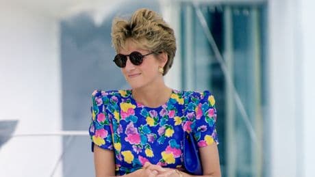 Subasta histórica: salen a la venta vestidos icónicos de lady Di y otros 200 recuerdos reales