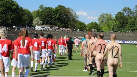 Jubiläums-Partie: Nackte Fußballer kicken gegen den Kommerz