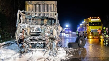 Stundenlange Vollsperrung - Lkw explodiert auf Autobahn