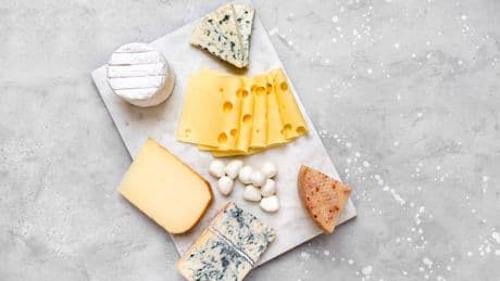 Laut Studie: Diese bestimmte Käse-Sorte boostet Ihr Gehirn