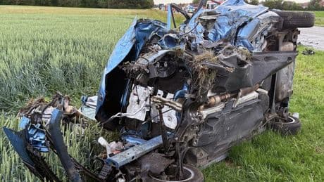 Auf Bundesstraße: Überholvorgang von Autofahrer endet für Autofahrerin tödlich