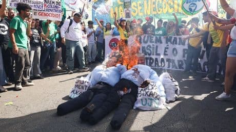 Nach Zollerhöhung: Demonstranten in Brasilien zünden Trump-Puppen an