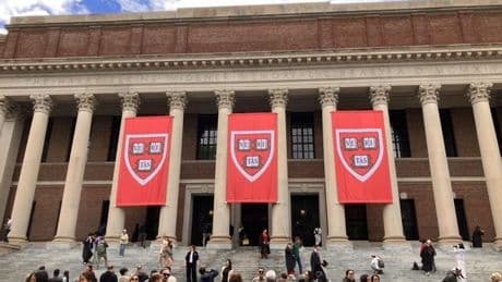 Harvard defiende ante la justicia que el veto a estudiantes extranjeros es una "violación clara de la Primera Enmienda"