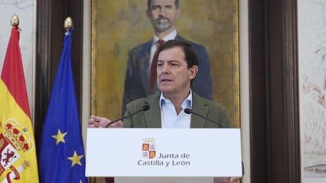 Mañueco defiende su gestión ante el fuego mientras crecen las críticas