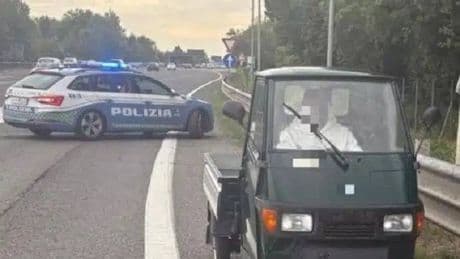 Contromano sulla A1 a bordo di un'Apecar, neopatentato fermato dalla stradale