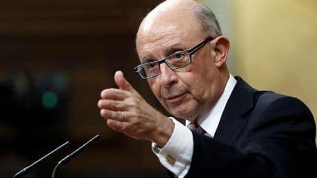 El juez de Tarragona notifica a Montoro y a su equipo en Hacienda la imputación por amañar leyes