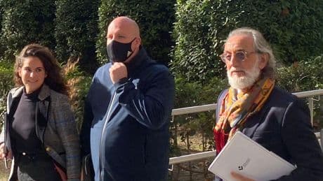 El juez embarga yates y fincas al financiador de Alvise investigado por estafa y le pide sus libros de contabilidad