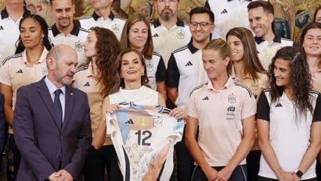 Letizia desea suerte a las futbolistas de la selección española