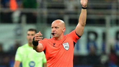 Ligue des champions : « Il n’y a pas de problème », l’UEFA maintient sa confiance envers Szymon Marciniak, l’arbitre d’Inter Milan-Barcelone