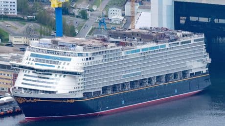 Kreuzfahrtschiff der Superlative  - „Disney Adventure“ verlässt Trockendock