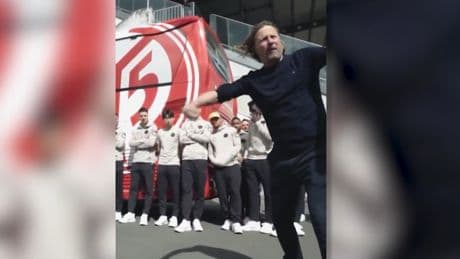 Vor den Augen seiner Spieler - Bundesliga-Trainer mit emotionaler Fan-Ansprache
