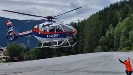 Tirol: Junger Deutscher lässt sich von Alpengipfel ins Tal fliegen