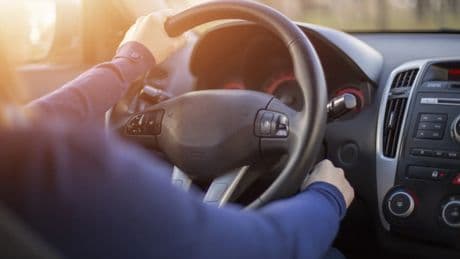 La razón por la que tu coche tarda más en arrancar con las altas temperaturas