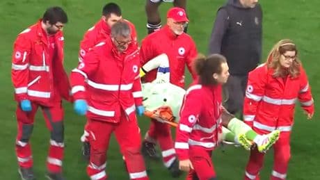 Mitspieler beten auf dem Platz - Horror-Verletzung von Mailand-Torwart