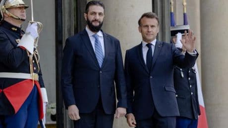 Macron réplique à Le Pen et à Wauquiez pour justifier la venue à Paris du dirigeant syrien et ancien djihadiste, Al-Charaa
