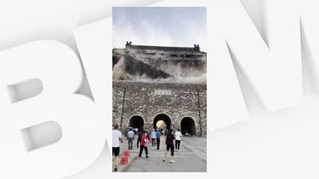 Chine: la toiture d'une tour du XIVe siècle s'effondre au pied des touristes, sans faire de victime