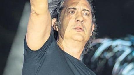 Hayranı için konserini uzattı