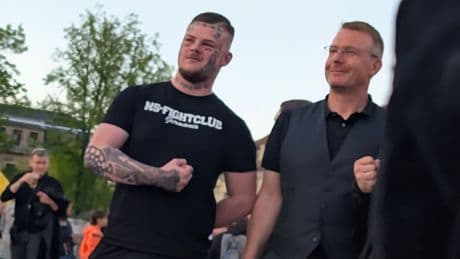 Trotz NS-Shirt! - Landrat will diesen Neonazi nicht erkannt haben